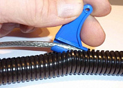 Инструмента для монтажа кабеля в разрезную гофру